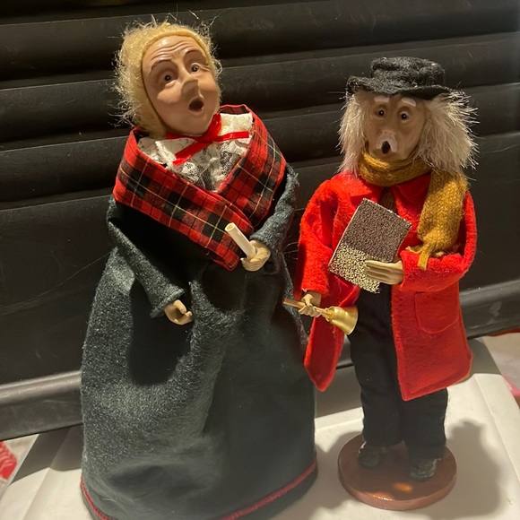 Vintage Byers Choice Christmas Carolers Couple Seniors Singer Figurines - Picture 2 of 16